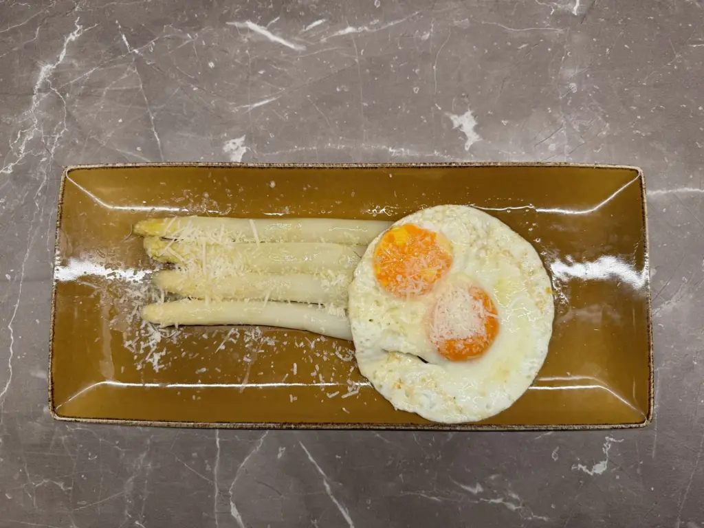 piatto-asparagi-bianchi-uovo-fritto